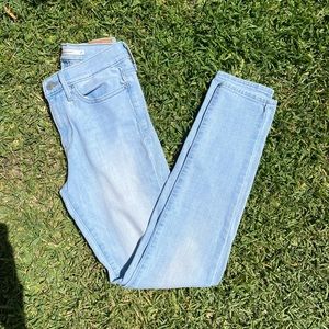 LEVI’S slimming skinny